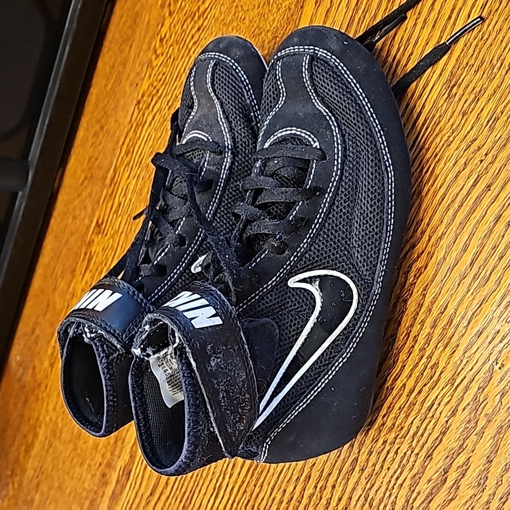 Nike Kids' Speed Sweep VII Wrestling Shoes - size 3.5Y